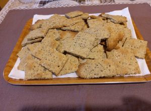 Foto di Crackers integrali ai semi misti ricetta senza lievito