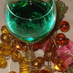 A picture of Liqueur with spearmint and mint.