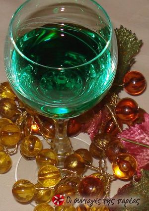 A picture of Liqueur with spearmint and mint.