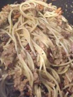 Una foto de Espaguetis con nata líquida carne picada y piñones