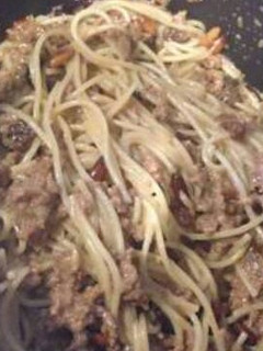 Una foto de Espaguetis con nata líquida carne picada y piñones