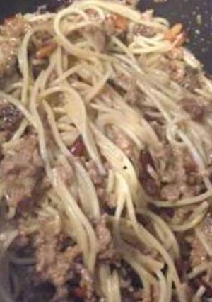 Una foto de Espaguetis con nata líquida carne picada y piñones