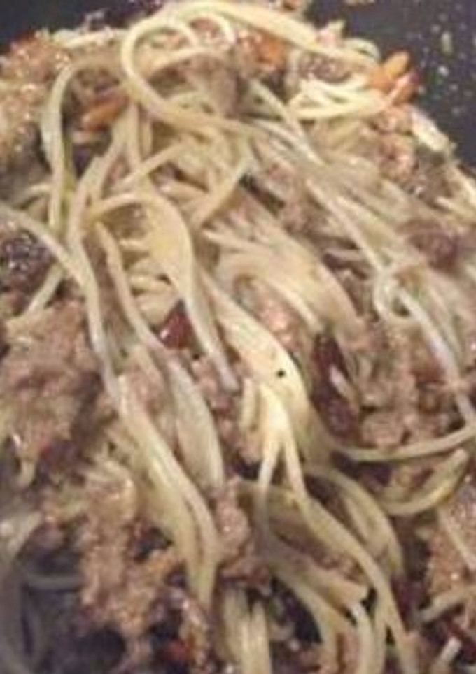 Una foto de Espaguetis con nata líquida carne picada y piñones