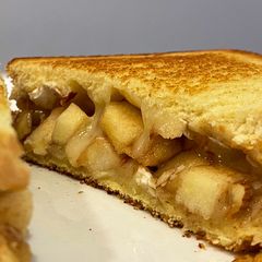 A picture of Apple Brie Grilled Cheese 🧀.