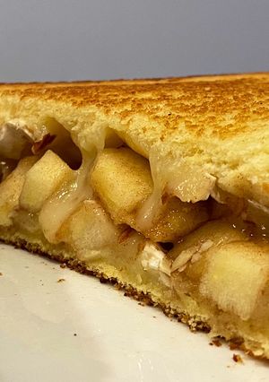 A picture of Apple Brie Grilled Cheese 🧀.
