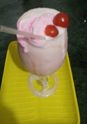 A picture of Strawberry vanilla milk shake.