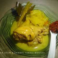 A picture of Opor Ayam + Sambal Terasi Mentah.