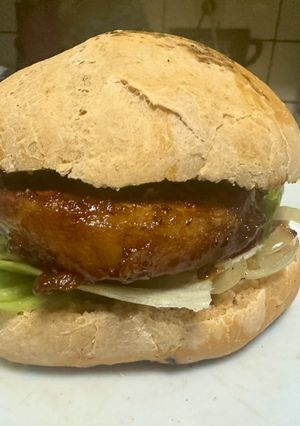 Una foto de Sándwich de cerdo +Barbacoa en pan ahumado