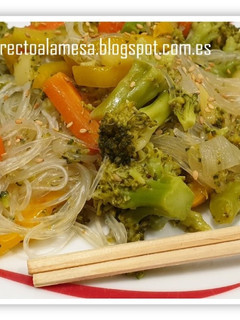 Una foto de Fideos chinos con brócoli