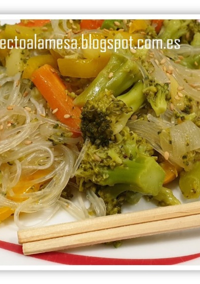 Una foto de Fideos chinos con brócoli