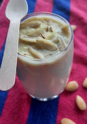 કેસર બદામ દૂધ (Kesar Badam Dudh  Recipe In Gujarati) રેસીપી મુખ્ય ફોટો