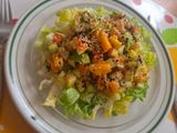 Ensalada de surimi con aguacate y mango