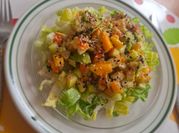 Una foto de ensalada de aguacate y surimi