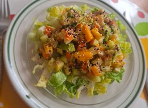 Una foto de Ensalada de surimi con aguacate y mango