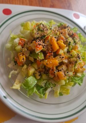 Una foto de Ensalada de surimi con aguacate y mango