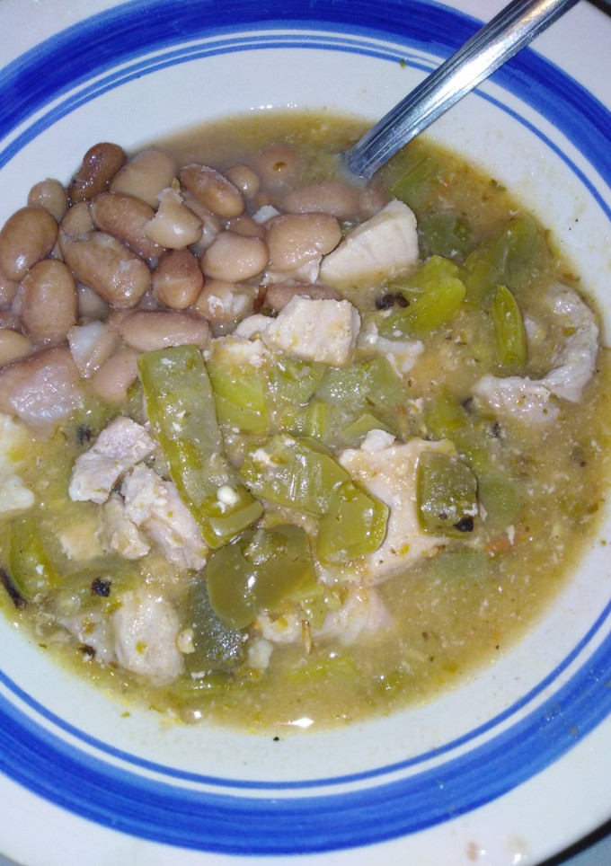 Una foto de Puerco y nopales en salsa verde