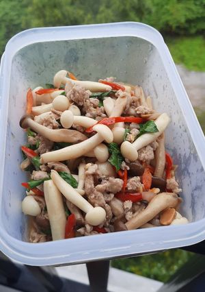 รูปของ ผัดเห็ดเต้าเจี้ยวหมูสับใส่ใบโหระพา
