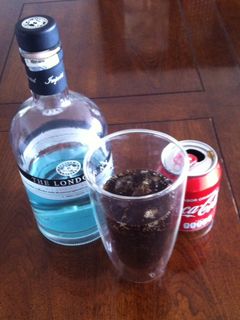 Una foto de RAF: Gin con Coca Cola