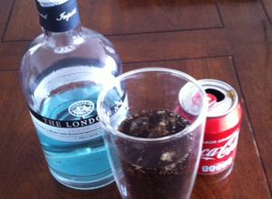 Una foto de RAF: Gin con Coca Cola