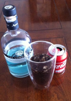 Una foto de RAF: Gin con Coca Cola