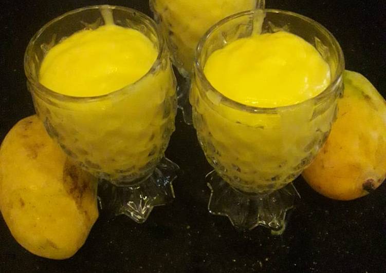 Mango yoghurt smoothie