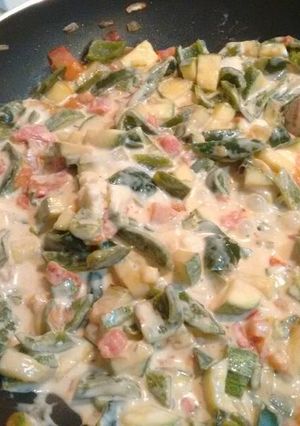 Una foto de Calabacitas con chile poblano. ॐ