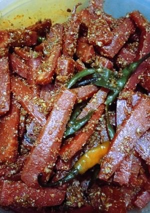 A picture of Instant carrot and green chilli pickle.