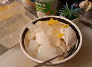 รูปของ ไอศครีมกะทิทรงเครื่อง สูตรทำเองง่ายๆ ใช้กะทิกระป๋อง 🥥🍦