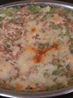 Una foto de Pastel de carne y brócoli