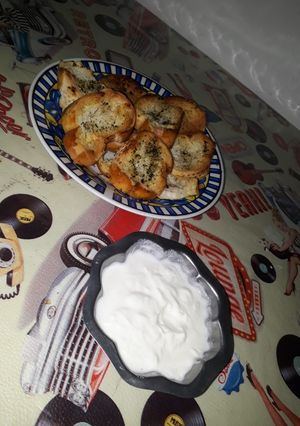 Una foto de Ali-oli Mayonesa de leche 🍋 con tostadas saborizadas 🍞