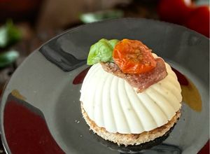 Foto di Flan di Mozzarella Acciuga e Pomodorino Confit