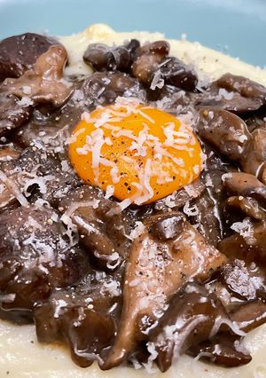 Una foto de Setas glaseadas con parmentier de patata y yema de huevo