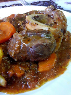 Una foto de Ossobuco de ternera al estilo italiano y algunos toques míos