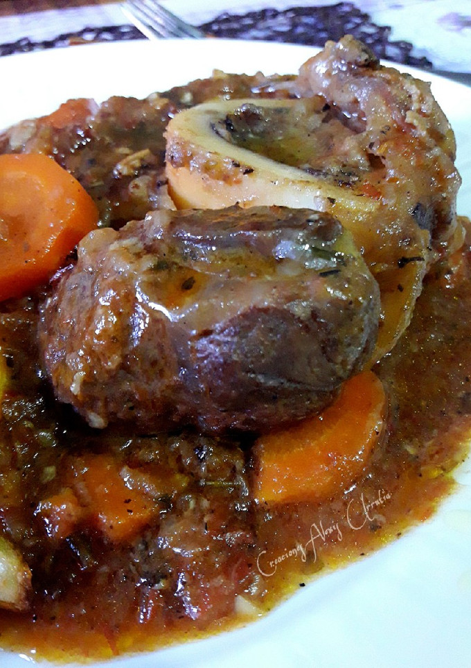 Una foto de Ossobuco de ternera al estilo italiano y algunos toques míos