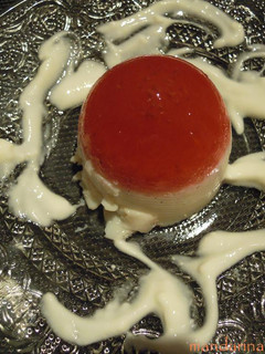 Una foto de Pannacotta de vainilla y gelatina de fresas, apto para diabéticos