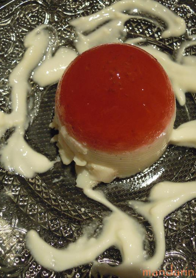 Una foto de Pannacotta de vainilla y gelatina de fresas,  apto para diabéticos