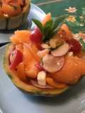 Melon farci aux tomates bicolores, feta, radis et menthe fraîche