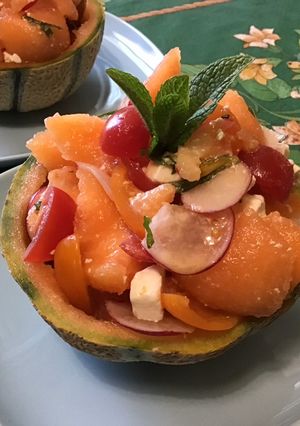 Une photo de Melon farci aux tomates bicolores, feta, radis et menthe fraîche