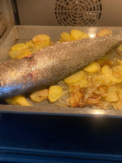 Una foto de Corvina al horno con patatas
