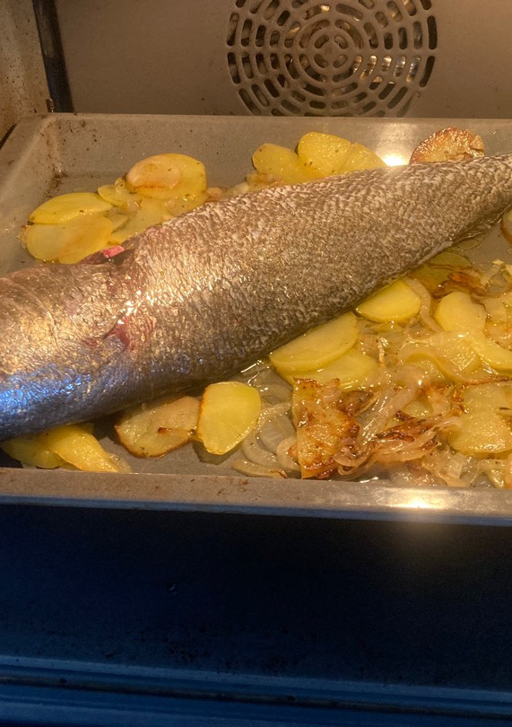 Una foto de Corvina al horno con patatas