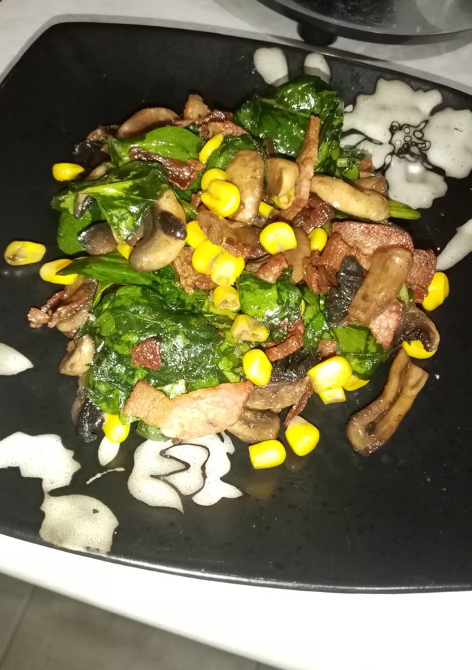Una foto de Ensalada de espinaca con tocino