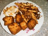 Patatas fritas encebolladas y croquetas