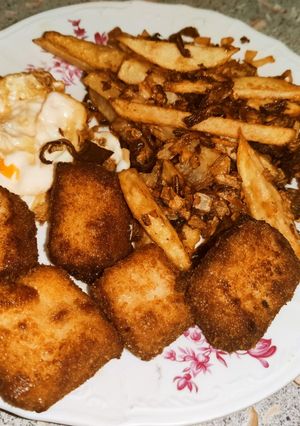 Una foto de Patatas fritas encebolladas y croquetas