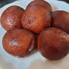 A picture of Gulab jamun made with mava.