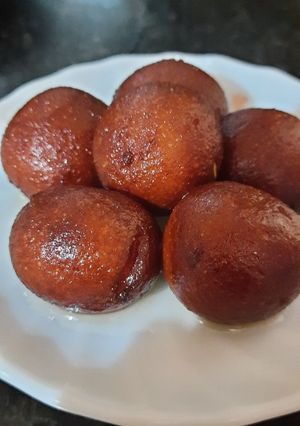 A picture of Gulab jamun made with mava.