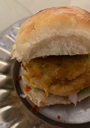 વડા પાવ(Vada pav recipe in Gujarati) રેસીપી મુખ્ય ફોટો