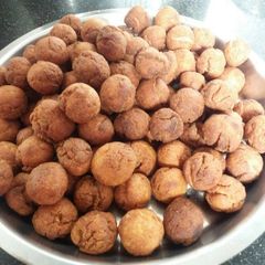 A picture of Jaggery balls of wheat.