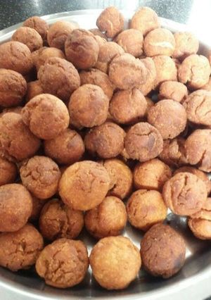 A picture of Jaggery balls of wheat.