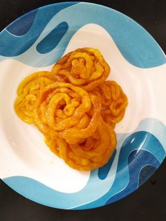झटपट जिलेबी (jalebi recipe in marathi) रेसिपी चे मुख्य फोटो