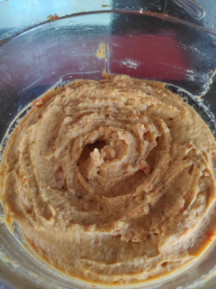 Una foto de Hummus con pimiento rojo